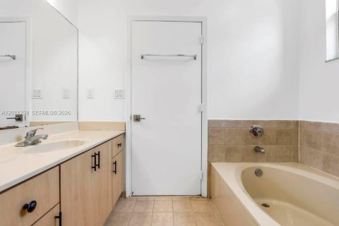Touwnhouse à vendre à Miami, Floride: 3 chambres, 158.31 m2 № 2076658 - photo 9