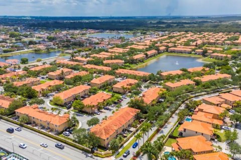 Touwnhouse à vendre à Miami, Floride: 3 chambres, 158.31 m2 № 2076658 - photo 25