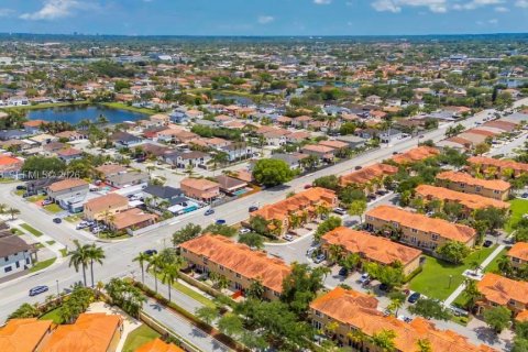 Touwnhouse à vendre à Miami, Floride: 3 chambres, 158.31 m2 № 2076658 - photo 26