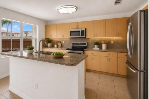 Touwnhouse à vendre à Miami, Floride: 3 chambres, 158.31 m2 № 2076658 - photo 5