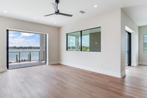 House in Redington Beach, Florida 4 bedrooms, 371.61 sq.m. № 1851728 - photo 11