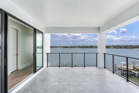 House in Redington Beach, Florida 4 bedrooms, 371.61 sq.m. № 1851728 - photo 19
