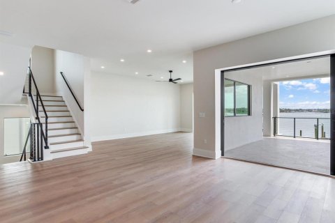 House in Redington Beach, Florida 4 bedrooms, 371.61 sq.m. № 1851728 - photo 10