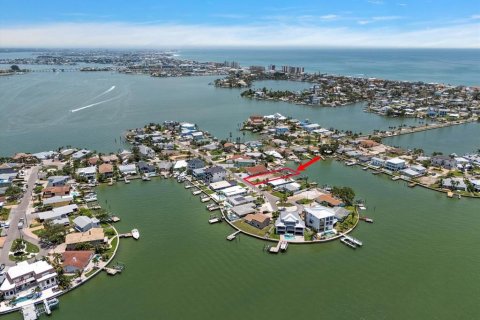 House in Redington Beach, Florida 4 bedrooms, 371.61 sq.m. № 1851728 - photo 2