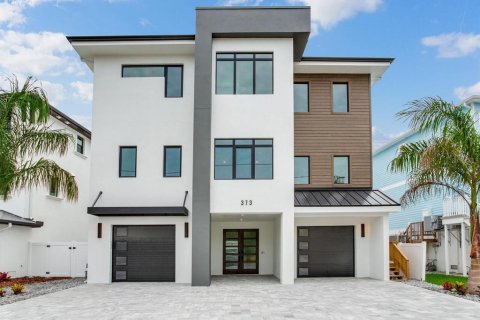 House in Redington Beach, Florida 4 bedrooms, 371.61 sq.m. № 1851728 - photo 1