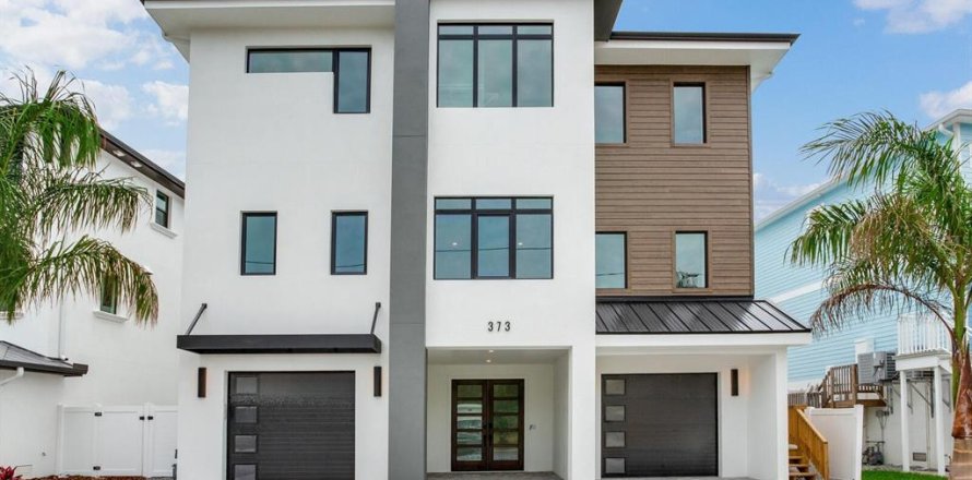 House in Redington Beach, Florida 4 bedrooms, 371.61 sq.m. № 1851728