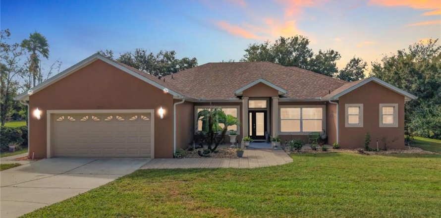 House in Clermont, Florida 3 bedrooms, 204.85 sq.m. № 2425896