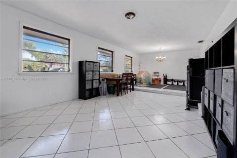 House in Palmetto Bay, Florida 4 bedrooms, 166.85 sq.m. № 1494517 - photo 3