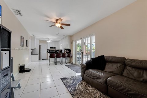 House in Palmetto Bay, Florida 4 bedrooms, 166.85 sq.m. № 1494517 - photo 6