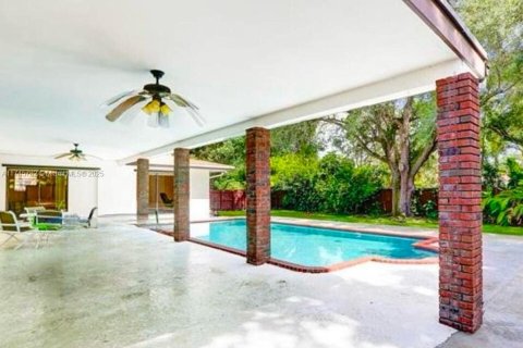 House in Palmetto Bay, Florida 4 bedrooms, 166.85 sq.m. № 1494517 - photo 1
