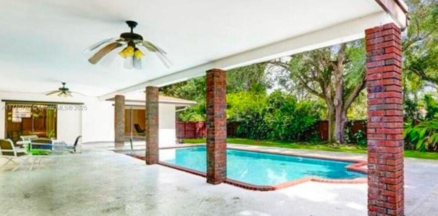 House in Palmetto Bay, Florida 4 bedrooms, 166.85 sq.m. № 1494517