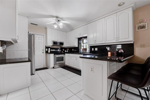 House in Palmetto Bay, Florida 4 bedrooms, 166.85 sq.m. № 1494517 - photo 4