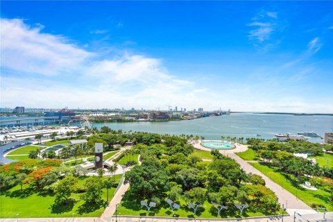 Condo in Miami, Florida, 3 bedrooms  № 1888807 - photo 1
