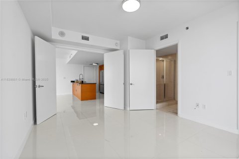Condo in Miami, Florida, 3 bedrooms  № 1888807 - photo 27