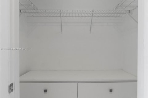 Condo in Miami, Florida, 3 bedrooms  № 1888807 - photo 23
