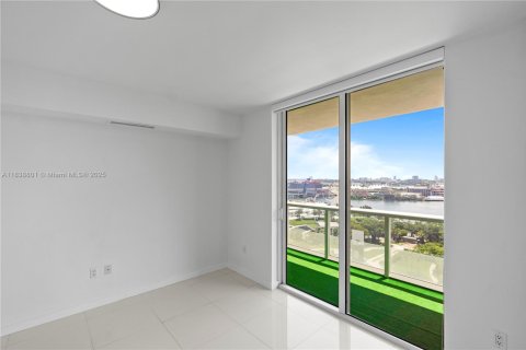 Condo in Miami, Florida, 3 bedrooms  № 1888807 - photo 24