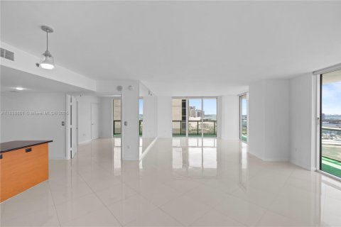 Condo in Miami, Florida, 3 bedrooms  № 1888807 - photo 9