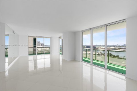 Condo in Miami, Florida, 3 bedrooms  № 1888807 - photo 4