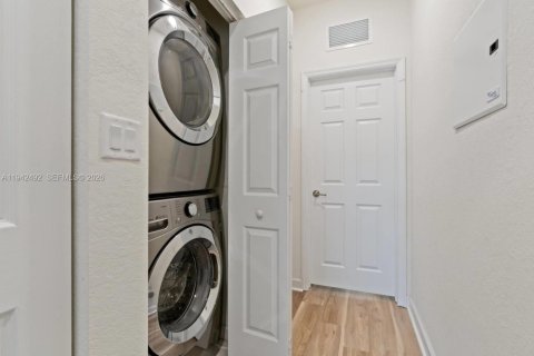 Adosado en venta en Hialeah, Florida, 2 dormitorios, 133.87 m2 № 1999976 - foto 24