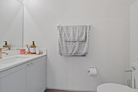 Adosado en venta en Hialeah, Florida, 2 dormitorios, 133.87 m2 № 1999976 - foto 14