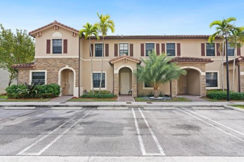 Adosado en venta en Hialeah, Florida, 2 dormitorios, 133.87 m2 № 1999976 - foto 2