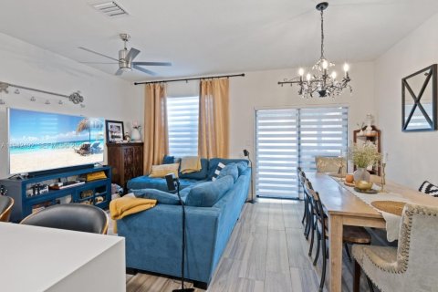 Adosado en venta en Hialeah, Florida, 2 dormitorios, 133.87 m2 № 1999976 - foto 11
