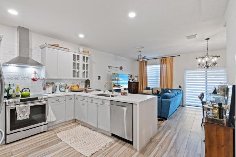 Adosado en venta en Hialeah, Florida, 2 dormitorios, 133.87 m2 № 1999976 - foto 9