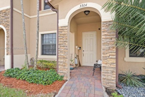 Adosado en venta en Hialeah, Florida, 2 dormitorios, 133.87 m2 № 1999976 - foto 3