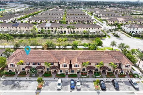 Adosado en venta en Hialeah, Florida, 2 dormitorios, 133.87 m2 № 1999976 - foto 30
