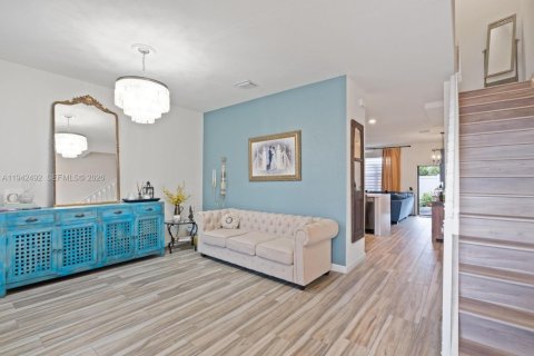 Adosado en venta en Hialeah, Florida, 2 dormitorios, 133.87 m2 № 1999976 - foto 6