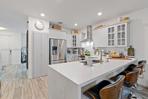 Adosado en venta en Hialeah, Florida, 2 dormitorios, 133.87 m2 № 1999976 - foto 8