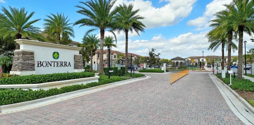 Adosado en Hialeah, Florida 2 dormitorios, 133.87 m2 № 1999976