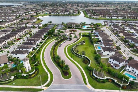 Adosado en venta en Hialeah, Florida, 2 dormitorios, 133.87 m2 № 1999976 - foto 26