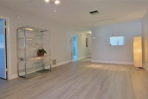 House in Dunedin, Florida 2 bedrooms, 85.93 sq.m. № 1842997 - photo 11