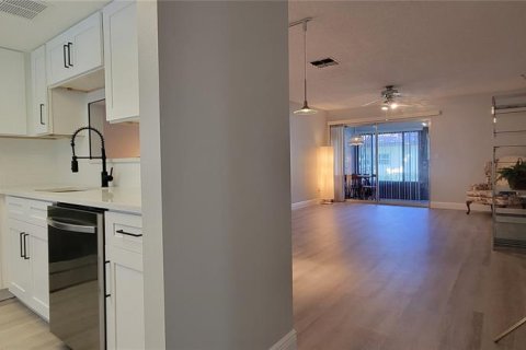 House in Dunedin, Florida 2 bedrooms, 85.93 sq.m. № 1842997 - photo 5