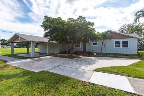 House in Punta Gorda, Florida 3 bedrooms, 148.27 sq.m. № 1835487 - photo 1