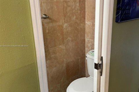 Townhouse in Hialeah, Florida 2 bedrooms, 93.65 sq.m. № 1860714 - photo 11