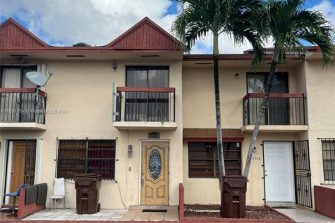Townhouse in Hialeah, Florida 2 bedrooms, 93.65 sq.m. № 1860714 - photo 1