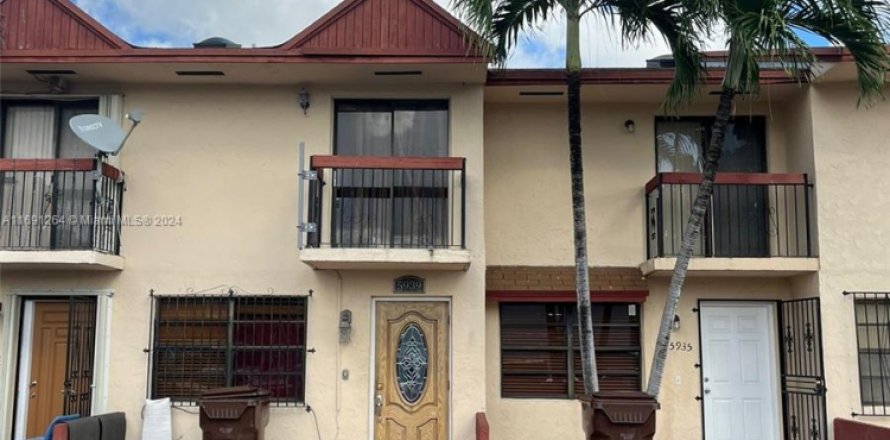 Townhouse in Hialeah, Florida 2 bedrooms, 93.65 sq.m. № 1860714