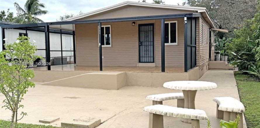 Дом в Майами, Флорида 3 спальни, 104.79м2 № 2153085