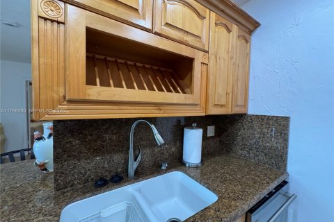 Condo in Hollywood, Florida, 1 bedroom № 2185818 - photo 22