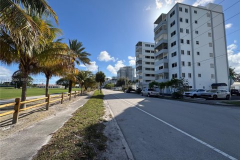 Condo in Hollywood, Florida, 1 bedroom № 2185818 - photo 10