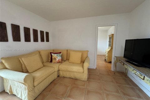 Condo in Hollywood, Florida, 1 bedroom № 2185818 - photo 12