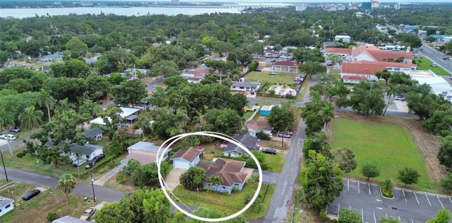 House in Bradenton, Florida 3 bedrooms, 146.41 sq.m. № 2151373