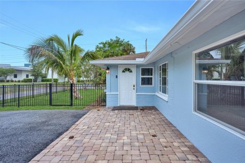 House in Bradenton, Florida 3 bedrooms, 146.41 sq.m. № 2151373 - photo 9