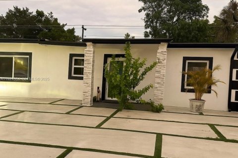 House in Miami Gardens, Florida 2 bedrooms, 103.12 sq.m. № 1982895 - photo 1