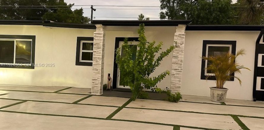 House in Miami Gardens, Florida 2 bedrooms, 103.12 sq.m. № 1982895