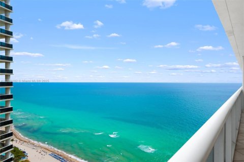 Condominio en venta en Hallandale Beach, Florida, 2 dormitorios, 135.45 m2 № 1951166 - foto 8