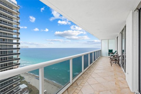 Condominio en venta en Hallandale Beach, Florida, 2 dormitorios, 135.45 m2 № 1951166 - foto 9