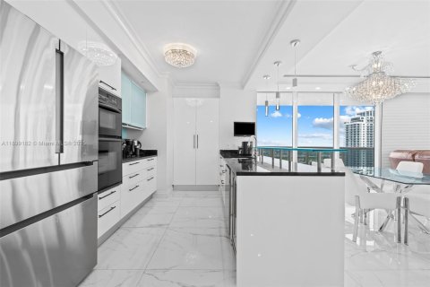 Condominio en venta en Hallandale Beach, Florida, 2 dormitorios, 135.45 m2 № 1951166 - foto 14